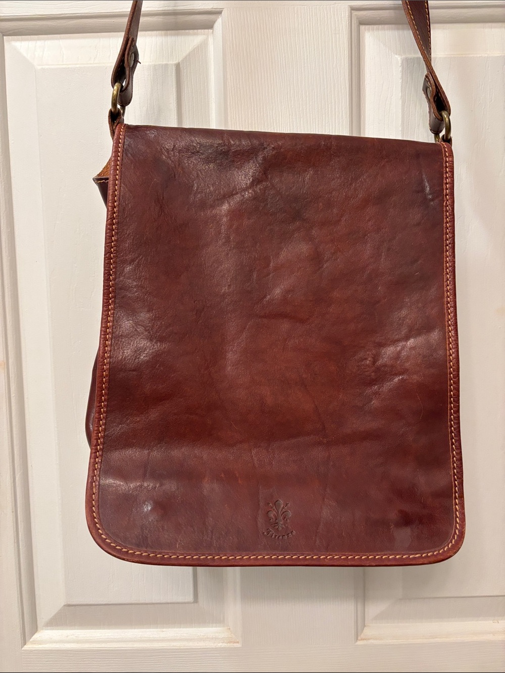 Classic Women's Crossbody Leather Bag in Chestnut Brown